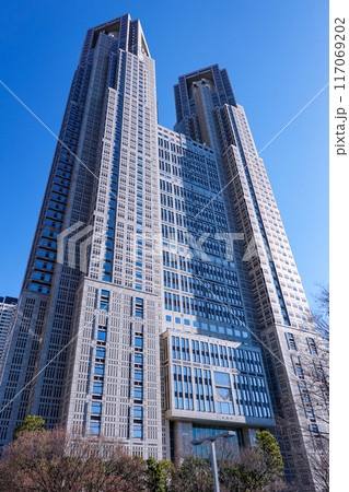 青空にそびえる東京都庁舎(東京都新宿区) 青空にそびえる東京都庁舎(東京都新宿区) 117069202