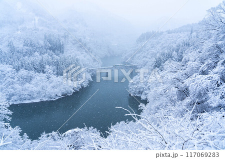 白銀の世界を往く只見線~第三只見川橋梁~ 白銀の世界を往く只見線~第三只見川橋梁~ 117069283