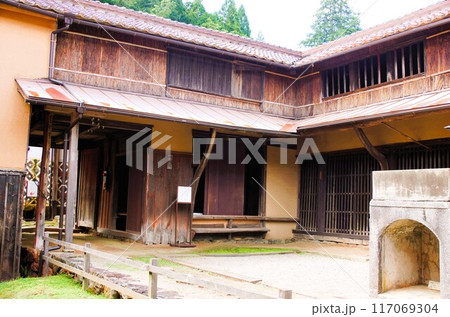 備中吹屋の町並み 吹屋ふるさと村(旧片山家住宅)中庭馬屋 備中吹屋の町並み 吹屋ふるさと村(旧片山家住宅)中庭馬屋 117069304