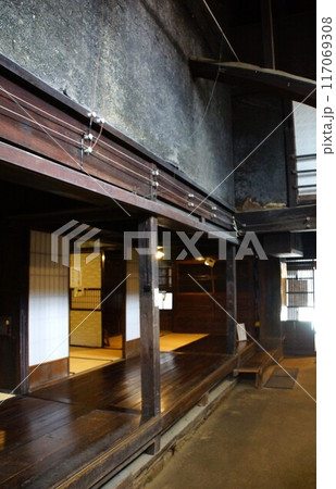備中吹屋の町並み 吹屋ふるさと村(旧片山家住宅)1階土間 備中吹屋の町並み 吹屋ふるさと村(旧片山家住宅)1階土間 117069308