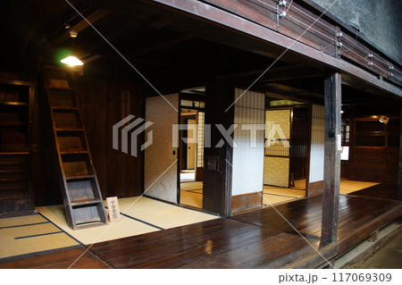 備中吹屋の町並み 吹屋ふるさと村(旧片山家住宅)1階土間 備中吹屋の町並み 吹屋ふるさと村(旧片山家住宅)1階土間 117069309