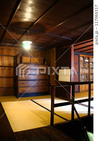 備中吹屋の町並み 吹屋ふるさと村(旧片山家住宅)2階和室 備中吹屋の町並み 吹屋ふるさと村(旧片山家住宅)2階和室 117069317