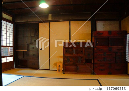 備中吹屋の町並み 吹屋ふるさと村(旧片山家住宅)1階和室 備中吹屋の町並み 吹屋ふるさと村(旧片山家住宅)1階和室 117069318