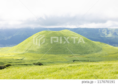 熊本県阿蘇市の米塚 熊本県阿蘇市の米塚 117070191