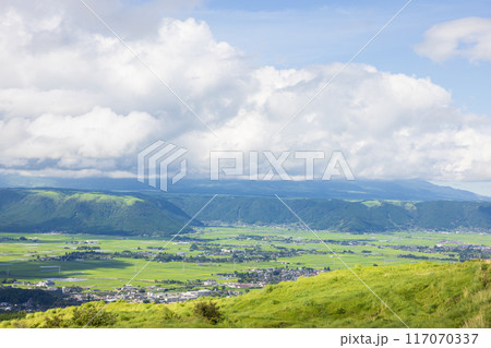 熊本県阿蘇市の夏の風景 117070337