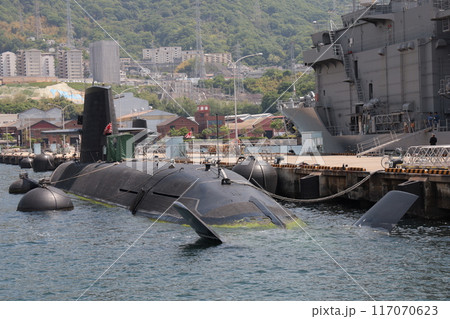 呉港に停泊するそうりゅう型潜水艦 呉港に停泊するそうりゅう型潜水艦 117070623