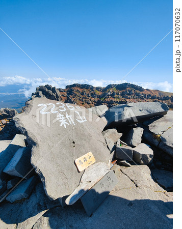 秋の鳥海山登山：山頂（新山） 117070632