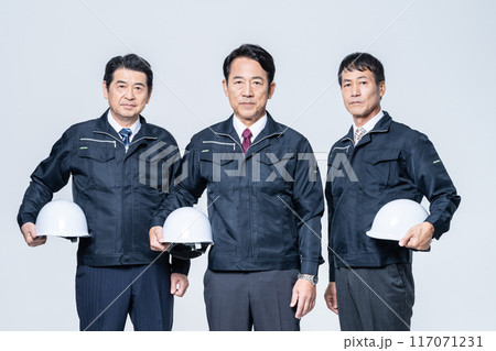 ミドルシニアの作業員の男性 117071231