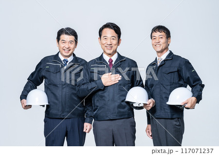ミドルシニアの作業員の男性 117071237