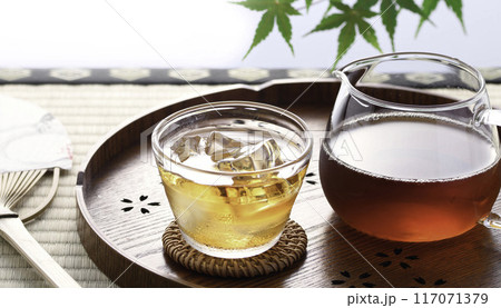 夏の定番飲み物　冷たい麦茶 117071379