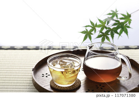 夏の定番飲み物　冷たい麦茶 117071380