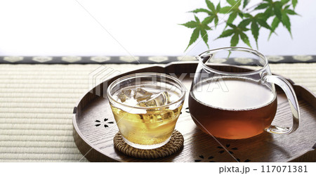 夏の定番飲み物　冷たい麦茶 117071381