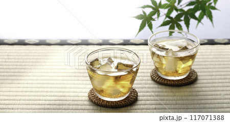 夏の定番飲み物 冷たい麦茶 夏の定番飲み物 冷たい麦茶 117071388