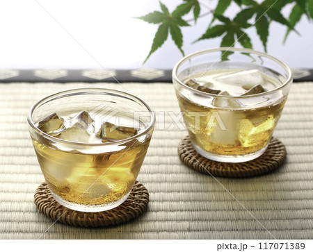 夏の定番飲み物 冷たい麦茶 夏の定番飲み物 冷たい麦茶 117071389