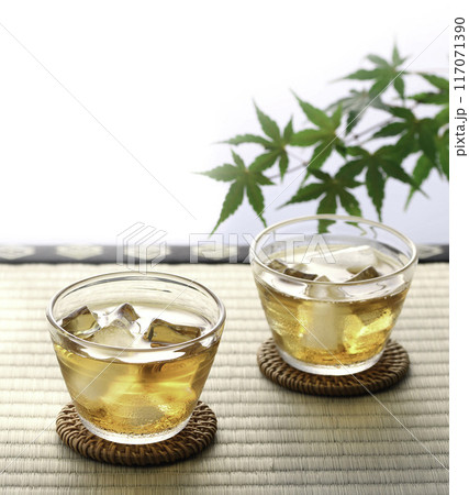 夏の定番飲み物　冷たい麦茶 117071390