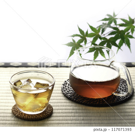 夏の定番飲み物　冷たい麦茶 117071393