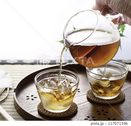夏の定番飲み物　冷たい麦茶 117071396