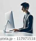 お洒落なパソコンを操作するスーツ男性 117071518