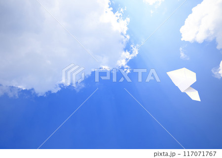 大空を飛ぶ紙飛行機 117071767