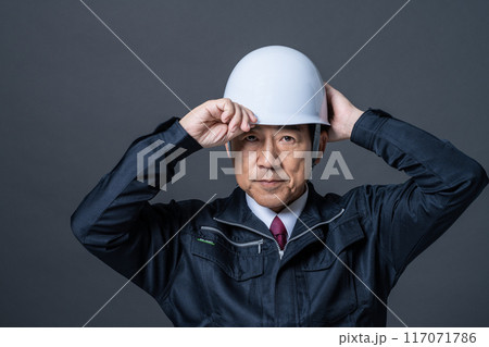 ヘルメットを被ったミドルの作業員 117071786