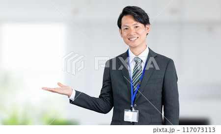 手で案内をする笑顔の日本人男性ビジネスマン 手で案内をする笑顔の日本人男性ビジネスマン 117073113