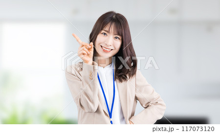 人差し指を立てて案内する日本人ビジネスウーマン 117073120