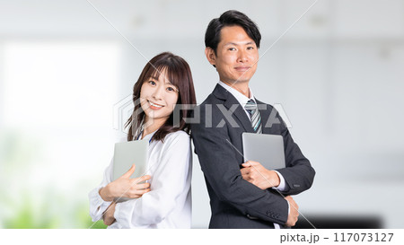 ノートパソコンを持つ男女の日本人ビジネスマン ノートパソコンを持つ男女の日本人ビジネスマン 117073127