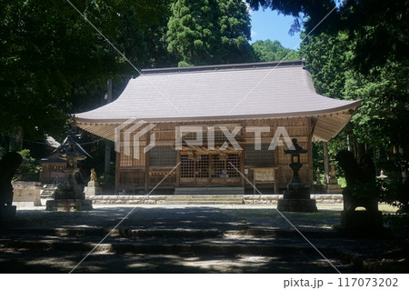 岡山県真庭市蒜山にある「茅部神社（かやべじんじゃ）」：拝殿 117073202