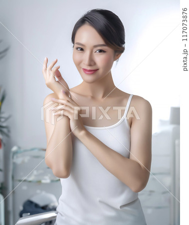 肌の潤いを実感する若い女性のイメージ素材 117073876