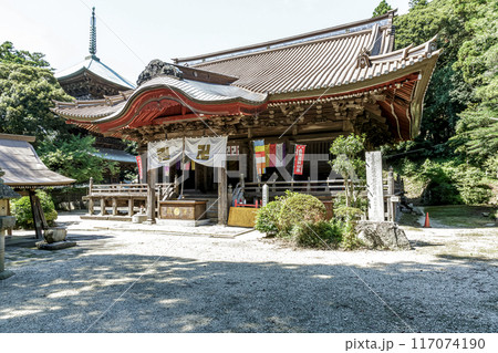 長い参道石段を登ると椎尾山薬王院本堂がある(瑠璃光殿) 長い参道石段を登ると椎尾山薬王院本堂がある(瑠璃光殿) 117074190