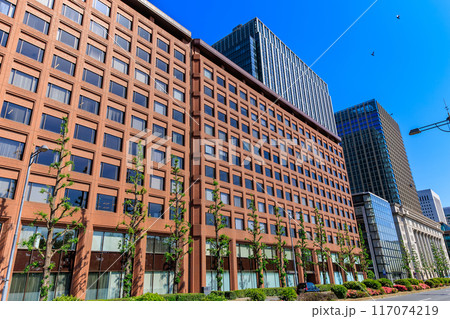 東京　千代田区 丸の内　日比谷通りから見た 丸の内三井ビルディングと岸本ビルヂング　 117074219