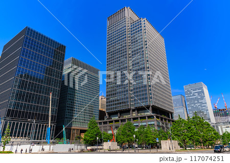 東京　千代田区 丸の内　日比谷通りから見た 新丸の内ビルディング 117074251