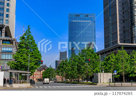 東京 千代田区 丸の内 日比谷通りから見た 東京駅と東京ミッドタウン八重洲 東京 千代田区 丸の内 日比谷通りから見た 東京駅と東京ミッドタウン八重洲 117074265