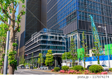 東京　千代田区 丸の内　日比谷通りから見た みずほ丸の内タワーと全国銀行協会 117074274