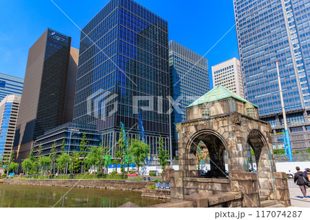 東京 千代田区 丸の内 行幸通りから見た みずほ丸の内タワーと元宮城和田倉門守衛所 東京 千代田区 丸の内 行幸通りから見た みずほ丸の内タワーと元宮城和田倉門守衛所 117074287