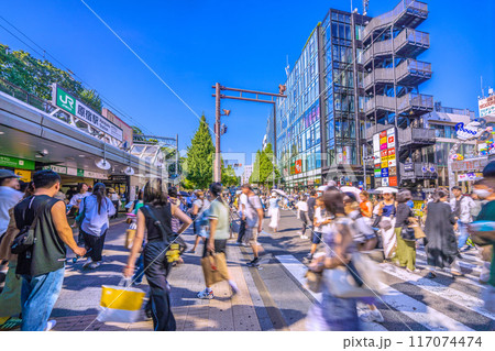 日本の東京都市景観8月・インバウンド続く…まるで外国…外国人観光客で大賑わいの原宿駅前=3日 日本の東京都市景観8月・インバウンド続く…まるで外国…外国人観光客で大賑わいの原宿駅前=3日 117074474