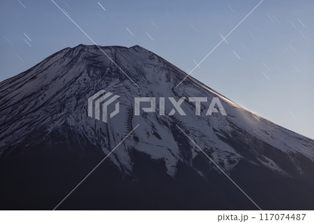 晩秋の石割山から見る月明かりの富士山 117074487