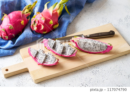 切り分けたドラゴンフルーツ 117074790