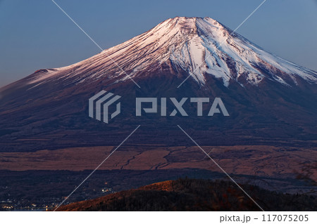 石割山から見る夜明けの富士山 117075205