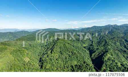 ドローン写真：広大な夏の青空と自然 117075506