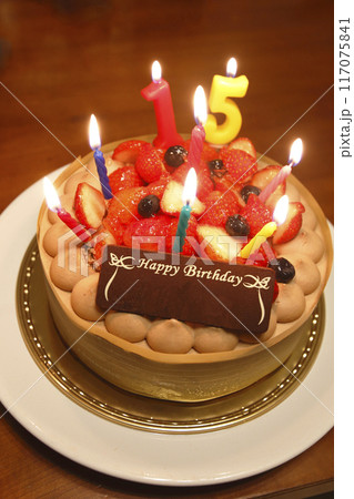 ロウソクが灯されたバースデーケーキ ロウソクが灯されたバースデーケーキ 117075841
