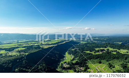 ドローン写真:広大な夏の青空と自然 ドローン写真:広大な夏の青空と自然 117076032