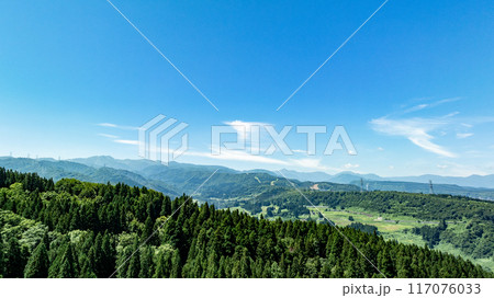 ドローン写真：広大な夏の青空と自然 117076033