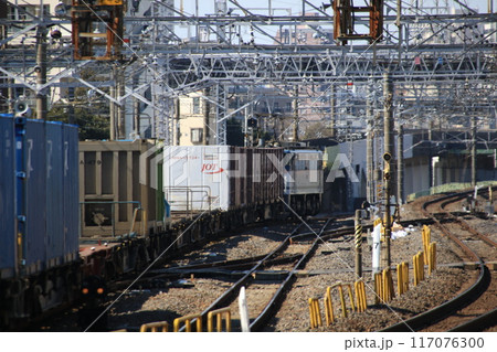JR常磐線を走るJR貨物のコンテナ貨物列車 117076300