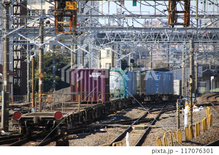 JR常磐線を走るJR貨物のコンテナ貨物列車 117076301