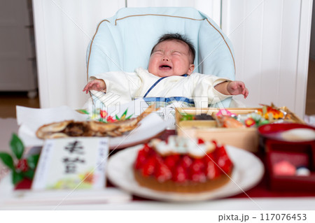 お食初めを祝う家族 117076453