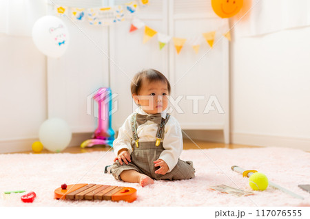 1歳の誕生日を祝う男児　1歳 117076555