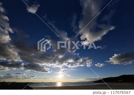 爽快な青空に雲が浮かんだ夕方の空と海・冬・超広角・空主体・231202pm 117076567