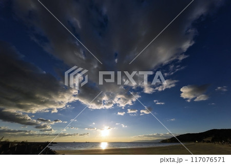 爽快な青空に雲が浮かんだ夕方の空と海・冬・超広角・空主体・231202pm 117076571