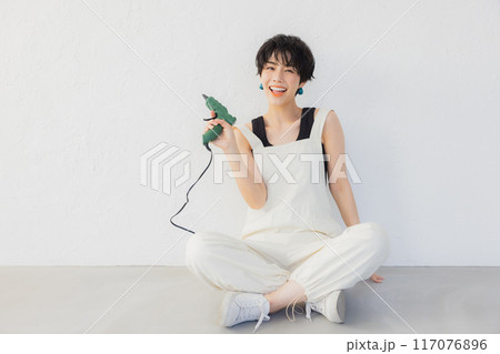 DIYをするショートヘアの女性 DIYをするショートヘアの女性 117076896